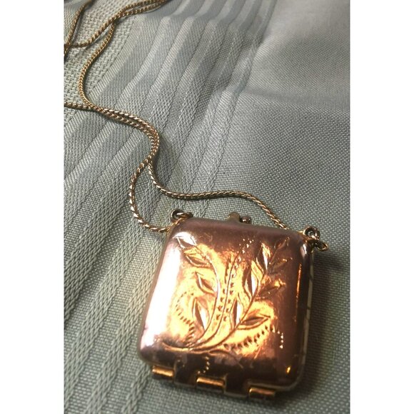 Women's Necklace Pendant Purse1928 Jewelry Co. Gold Tone Closure Necklace Stamp - Picture 5 of 8